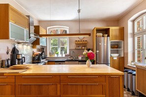 Fridge, oven, stovetop, dishwasher - Holiday Home 'Der Flusshof, Ferienhaus' with Shared Terrace, Shared Garden and Wi-Fi (Werben)