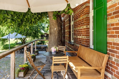 屋外ダイニングエリア. Holiday Home 'Der Flusshof, Ferienhaus' with Shared Terrace, Shared Garden and Wi-Fi