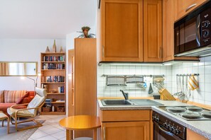 Fridge, microwave, oven, stovetop - Holiday Apartment Tannenblick 3-1 with Mountain View, Private Terrace and Wi-Fi (Oberhof)