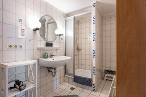 Douche, serviettes fournies