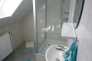 Douche, serviettes fournies