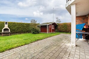 Outdoor dining - Apartment ''dat Rode Huus' - Ferienwohnung' with Private Terrace, Private Garden and Wi-Fi (Kronsgaard)