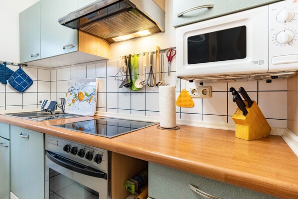 Fridge, microwave, oven, stovetop
