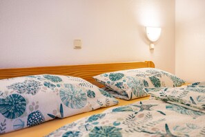 2 bedrooms, bed sheets - Apartment ''dat Rode Huus' - Ferienwohnung' with Private Terrace, Private Garden and Wi-Fi (Kronsgaard)