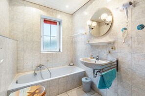 Shower, hair dryer, towels - Apartment ''dat Rode Huus' - Ferienwohnung' with Private Terrace, Private Garden and Wi-Fi (Kronsgaard)