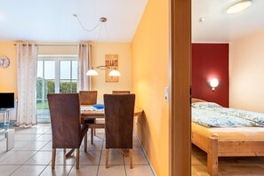 2 bedrooms, bed sheets - Apartment ''dat Rode Huus' - Ferienwohnung' with Private Terrace, Private Garden and Wi-Fi (Kronsgaard)