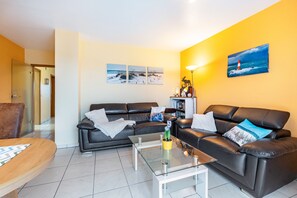 TV, stereo - Apartment ''dat Rode Huus' - Ferienwohnung' with Private Terrace, Private Garden and Wi-Fi (Kronsgaard)