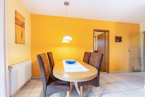 Dining - Apartment ''dat Rode Huus' - Ferienwohnung' with Private Terrace, Private Garden and Wi-Fi (Kronsgaard)