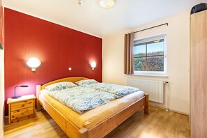 2 bedrooms, bed sheets - Apartment ''dat Rode Huus' - Ferienwohnung' with Private Terrace, Private Garden and Wi-Fi (Kronsgaard)
