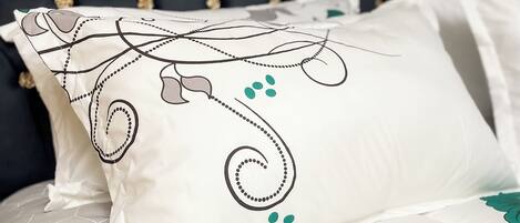 1 camera, una scrivania, postazione laptop, insonorizzazione