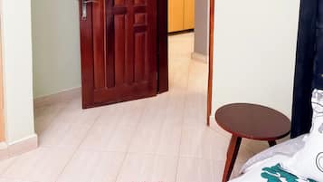 1 bedroom, desk, laptop workspace, soundproofing