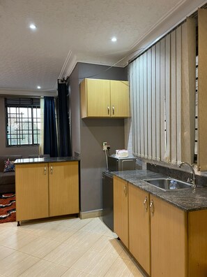 Kjøleskap, mikrobølgeovn, ovn og kokeplater