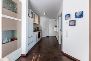 Kühlschrank, Ofen, Herdplatte, Wasserkocher mit Kaffee-/Teezubehör