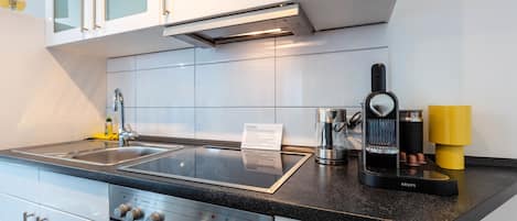Fridge, oven, stovetop, coffee/tea maker