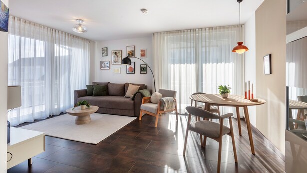Una sala de estar moderna con un sofá, una mesa de centro y un comedor.