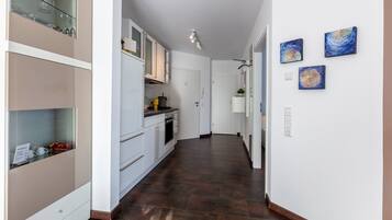 Fridge, oven, stovetop, coffee/tea maker
