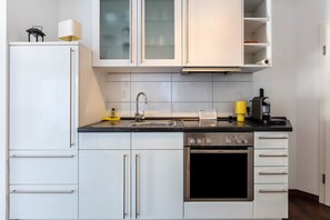 Fridge, oven, stovetop, coffee/tea maker
