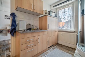 Fridge, oven, stovetop, coffee/tea maker