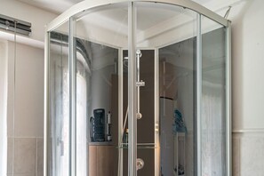 Douche, serviettes fournies