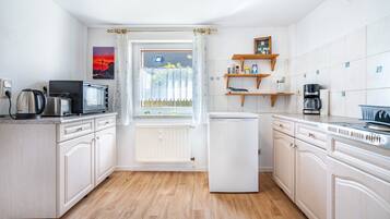 Fridge, oven, stovetop, coffee/tea maker