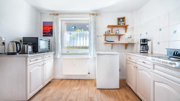 Jääkaappi, uuni, liesi, kahvin-/teenkeitin