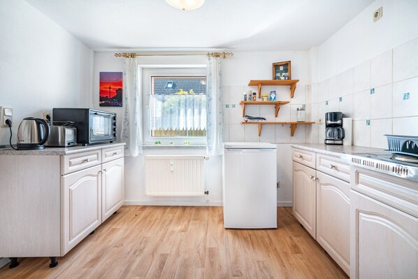 Fridge, oven, stovetop, coffee/tea maker