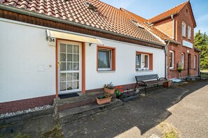 Exterior - Apartment 'Fewo Max' with Shared Garden (Mirow)