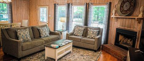 Fernseher, Kamin, Tischfußball, Tischtennisplatte