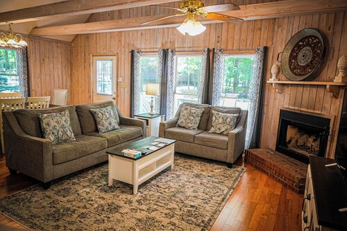 Recently renovated, beautiful chalet just miles from Wild Animal Safari