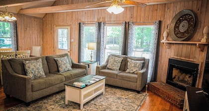 Recently renovated, beautiful chalet just miles from Wild Animal Safari