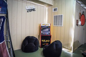 Game room - Recently renovated, beautiful chalet just miles from Wild Animal Safari (Pine Mountain)