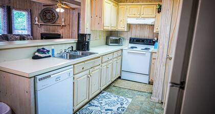 Recently renovated, beautiful chalet just miles from Wild Animal Safari