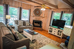TV, fireplace, foosball, table tennis - Recently renovated, beautiful chalet just miles from Wild Animal Safari (Pine Mountain)