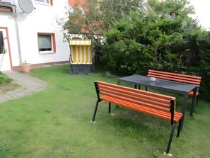 Outdoor dining - Apartment 'Ferienwohnung Max Und Moritz' with Shared Garden (Mirow)