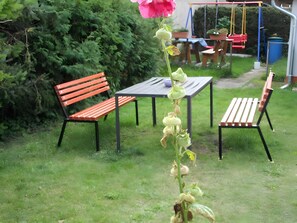 Outdoor dining - Apartment 'Ferienwohnung Max Und Moritz' with Shared Garden (Mirow)
