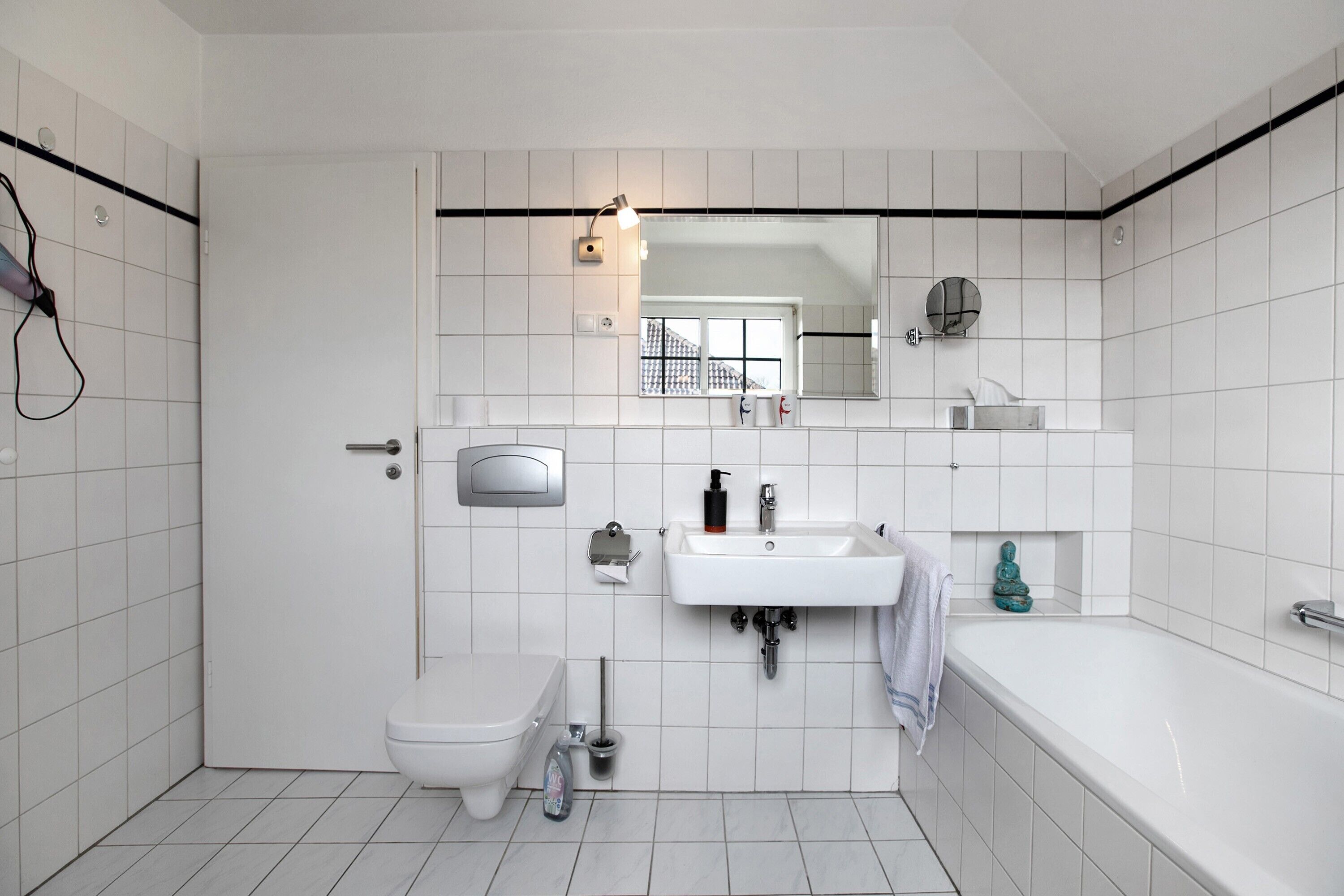 Dusche, kostenlose Toilettenartikel, Haartrockner, Handtücher