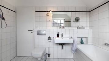 Dusche, kostenlose Toilettenartikel, Haartrockner, Handtücher