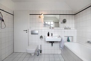 Dusche, kostenlose Toilettenartikel, Haartrockner, Handtücher