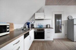 Frigorifero, microonde, forno, piano cottura