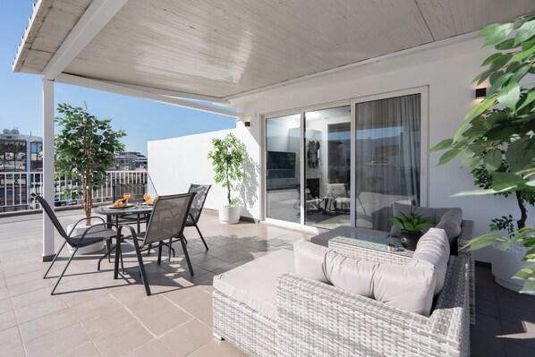 Deluxe Studio, City View | Bathroom | Shower, hair dryer, towels, soap