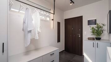 Deluxe Studio, City View | Wardrobe