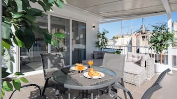 Deluxe Studio, City View | Terrace/patio