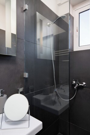 Deluxe Studio, City View | Bathroom shower