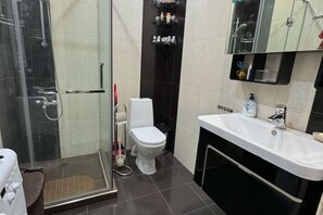Shower, hair dryer, towels, soap - Квартира с потрясающим видом.

 (Yerevan)