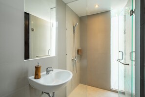 Basic Villa, Pool View | Bathroom | Soap, shampoo, toilet paper - Villa De Luca (Kerobokan)