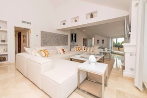 Apartment | Living area - Calm And Luxury - Apartment In San Roque (San Roque)