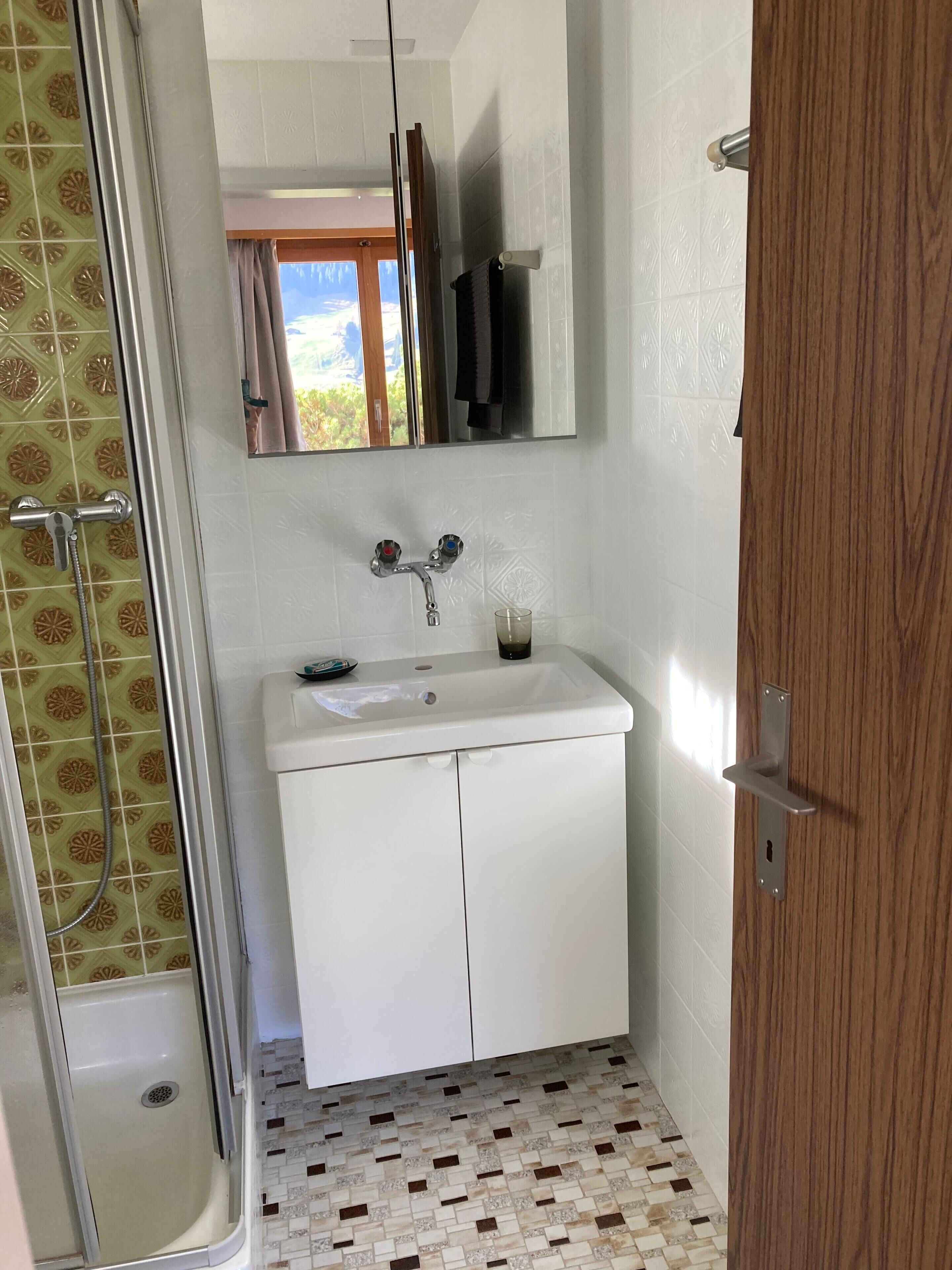 Secador de pelo, toallas, jabón y papel higiénico