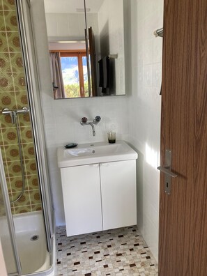 Sèche-cheveux, serviettes fournies, savon, papier toilette