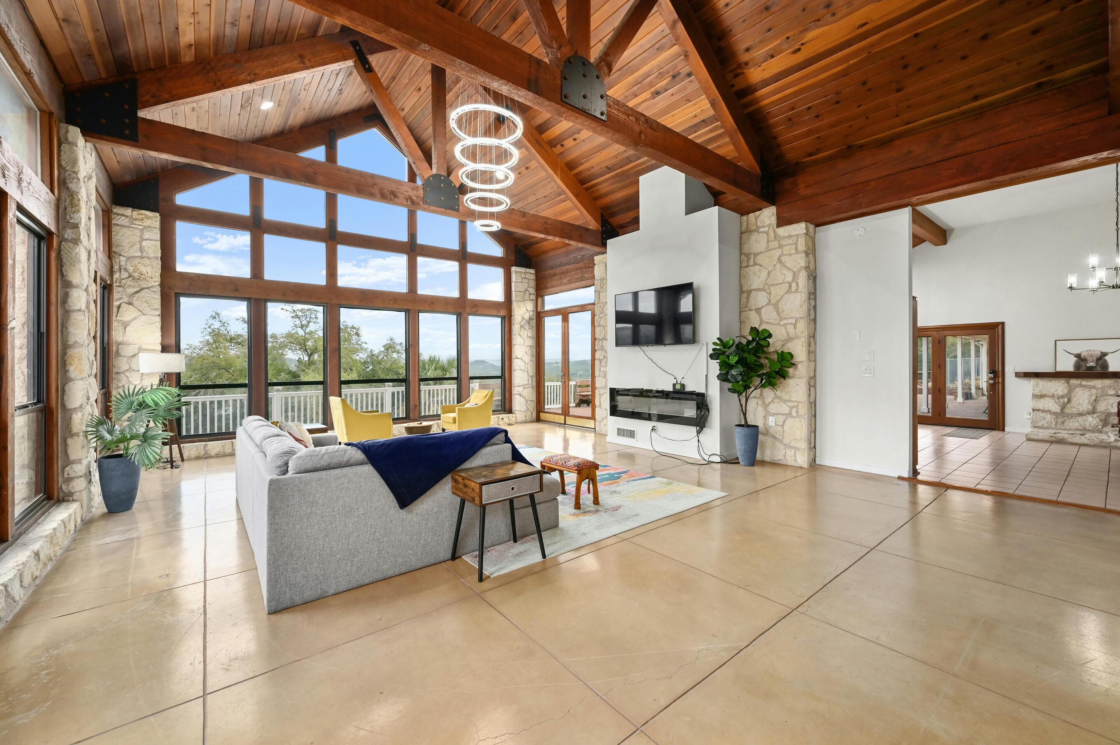 Televisie en een open haard