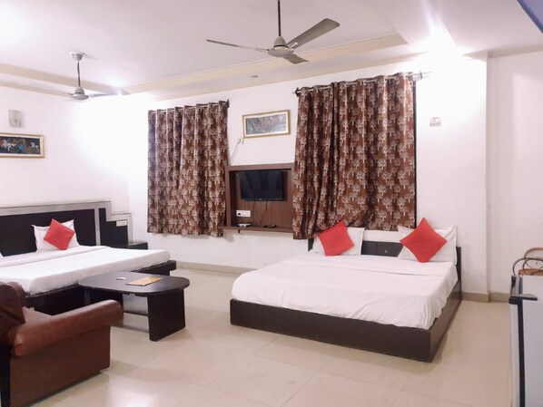 Rom – premium, byutsikt | Wi-fi (inkludert) og sengetøy